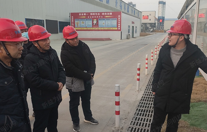 華總工向竇總、鞏總講解 華總工向竇總、鞏總講解